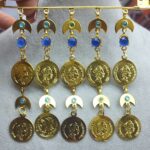 سنجاق زیر گلو سکه الیزابت دو ماهک مناسب عروسی|بدلیجات روح گندم - تصویر 3