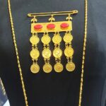 سنجاق کتیبه ای نگین عقیق زیر گلو | مناسب مراسم و عروسی | روح گندم - تصویر 2