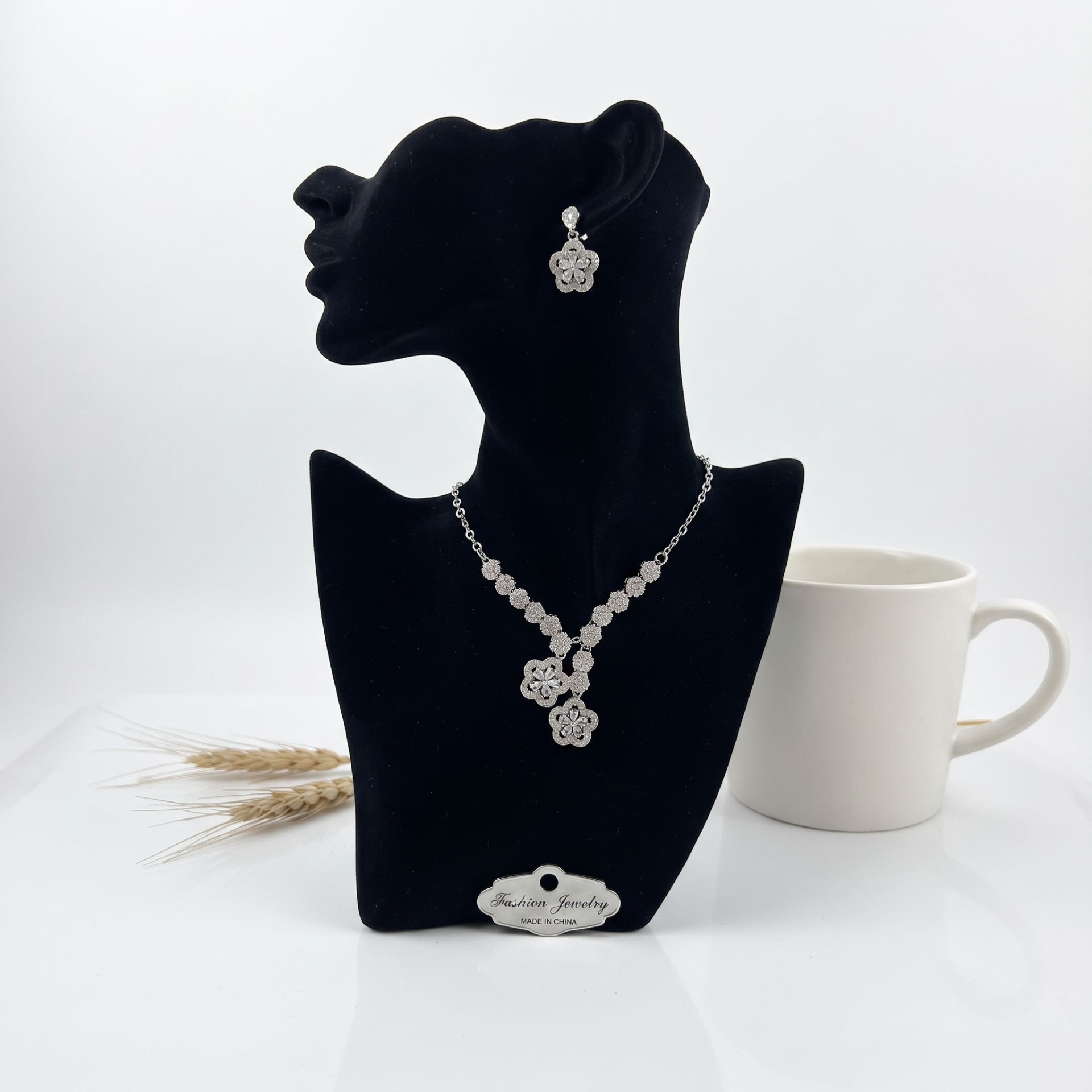 Black_velvet_mannequin_white_bac…_202607271926 ست جواهر گردنبند و گوشواره پریناز | مراسم و جشن | روح گندم - تصویر 1
