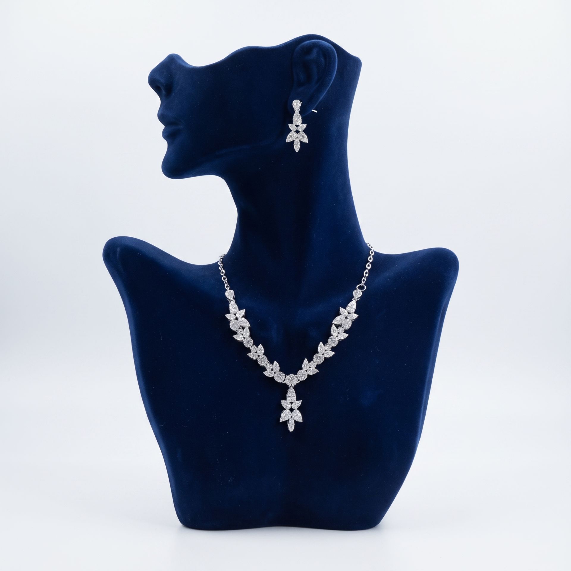 Navy_blue_velvet_mannequin_white…_202607271917 ست جواهر گردنبند و گوشواره پریزا | مراسم و جشن | روح گندم - تصویر 1