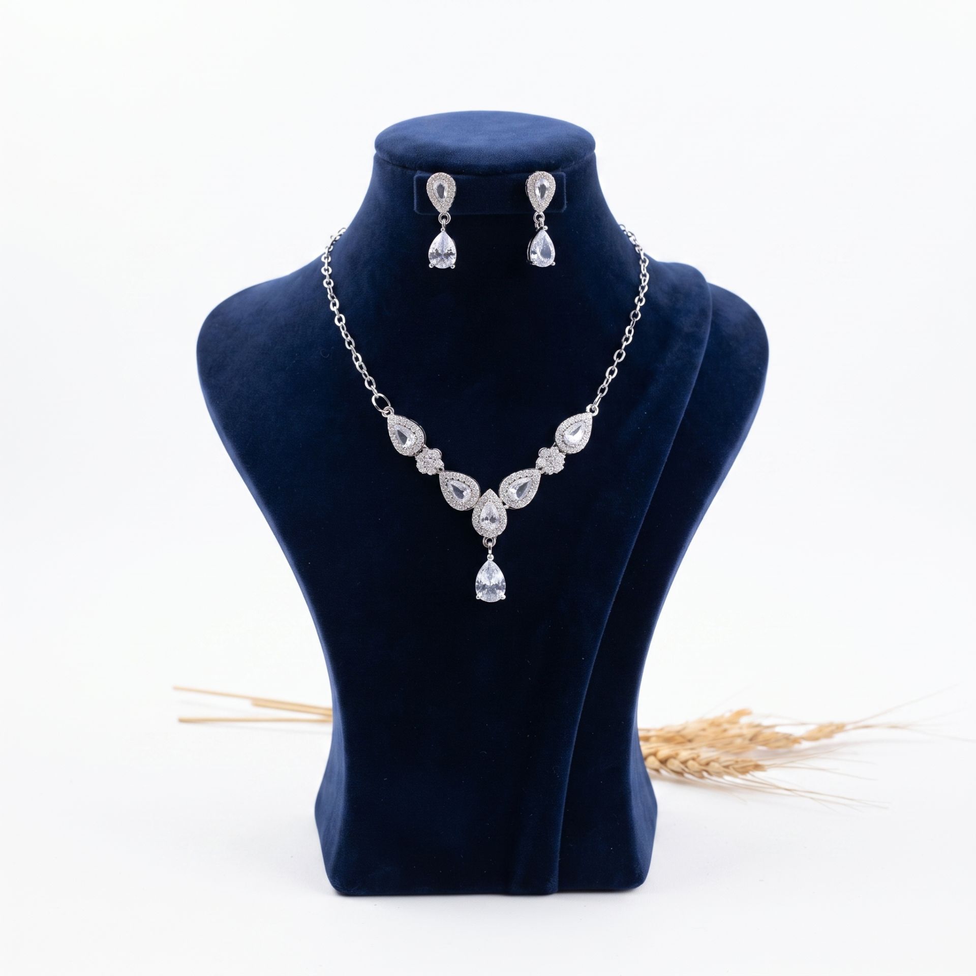 Navy_blue_velvet_mannequin_white…_202607271935 ست جواهر گردنبند و گوشواره پریهان | مراسم و جشن | روح گندم - تصویر 1